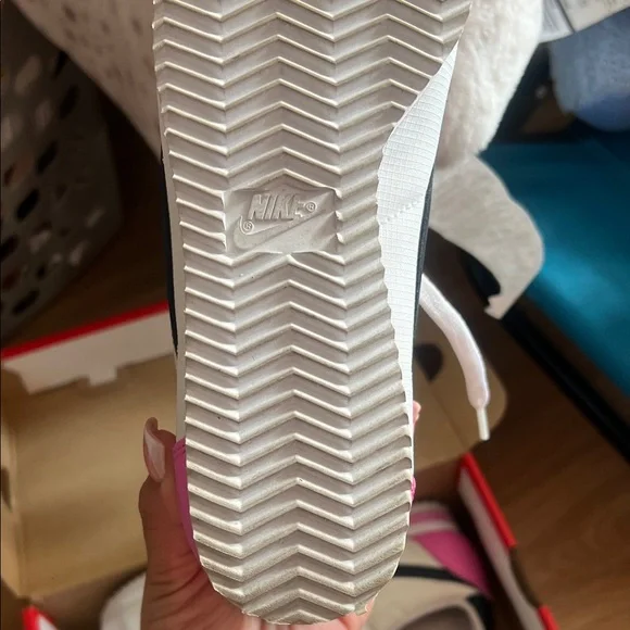 Nike Women's White black and pink Cortez - Picture 4 of 4